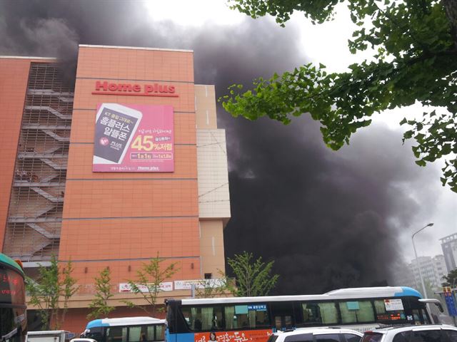 26일 오전 9시쯤 경기 고양시 일산동구 고양종합터미널 지하 1층 공사현장에서 가스 배관 이상이 원인으로 추정되는 화재가 발생, 시커먼 연기가 지하 5층, 지상 7층짜리 건물을 뒤덮고 있다. (고양=뉴시스 제공)