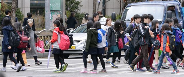 가계의 교육비 관련 부채가 급증한 가운데, 학교 수업을 마친 중고생들이 학원들이 밀집해 있는 서울 노원구 한 거리를 바쁘게 오가고 있다. 박서강기자 pindropper@hk.co.kr