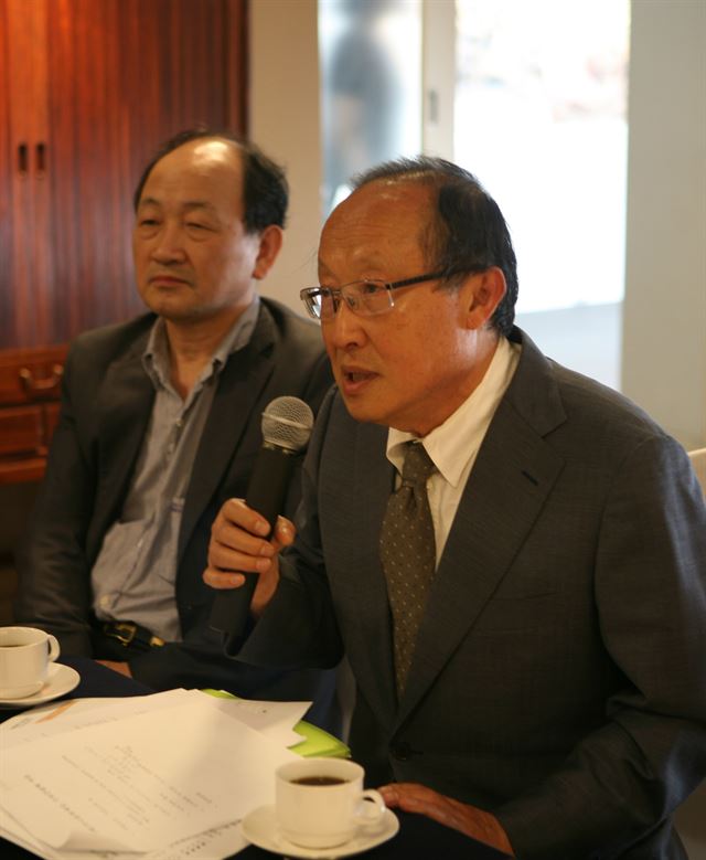 김형국(오른쪽) 이사장이 기자간담회에서 가나문화재단에 대해 설명하고 있다. 연합뉴스