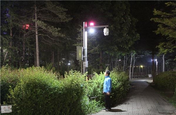 서울 양재 시민의 숲에 설치된 CCTV 통합관제시스템. 비상벨을 누르면 통합관제센터에 바로 연결되고 경광등과 LED등이 켜져 주위에 위험을 알린다. 서울시 제공