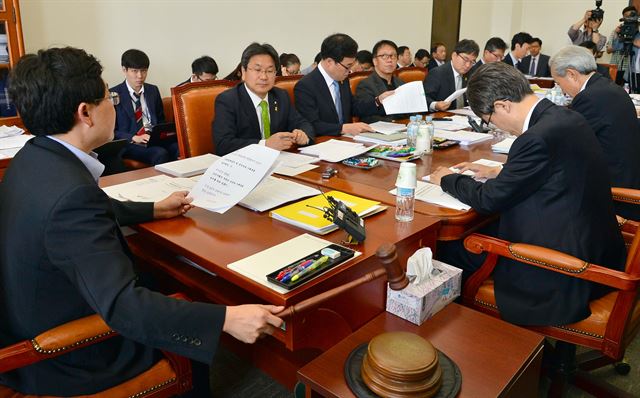 국회 정무위원회는 27일 서울 여의도 국회에서 법안심사소위원회를 열어 '부정청탁 금지 및 공직자의 이해충돌방지법안' (일명 김영란법)을 심의했으나 결국 일부 쟁점에 대해 합의를 보지 못해 법안 처리가 무산됐다. 정무위는 후반기 국회에서 이 법안을 재논의키로 했다. 왕태석기자 kingwang@hk.co.kr