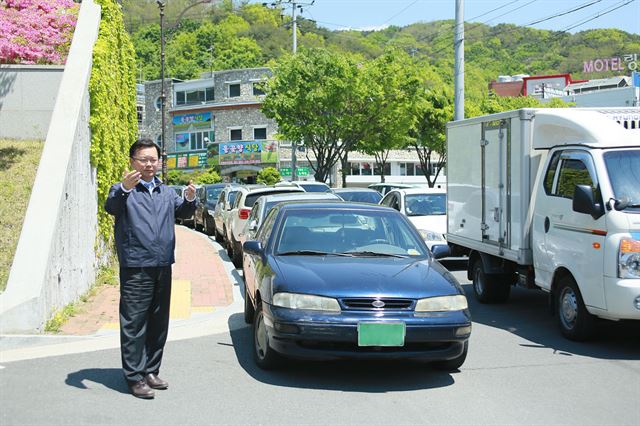 김부겸 후보가 교통체증이 빚어지고 있는 대구시민안전테마파크 주변 골목길에서 차량 교행을 돕고 있다.