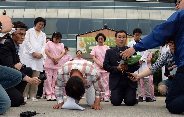 28일 오전 화재로 21명이 숨진 전남 장성군 삼계면 효사랑 요양병원에서 병원 관계자들이 사과를 하고 있다. 장성=연합뉴스