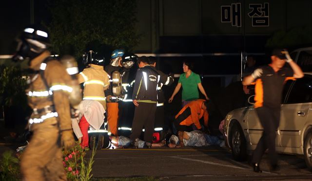 28일 오전 화재로 21명이 숨진 전남 장성군 삼계면 효사랑 요양병원에서 병원 관계자와 119 구조대원들이 부상자들을 구조하고 있다. 연합뉴스