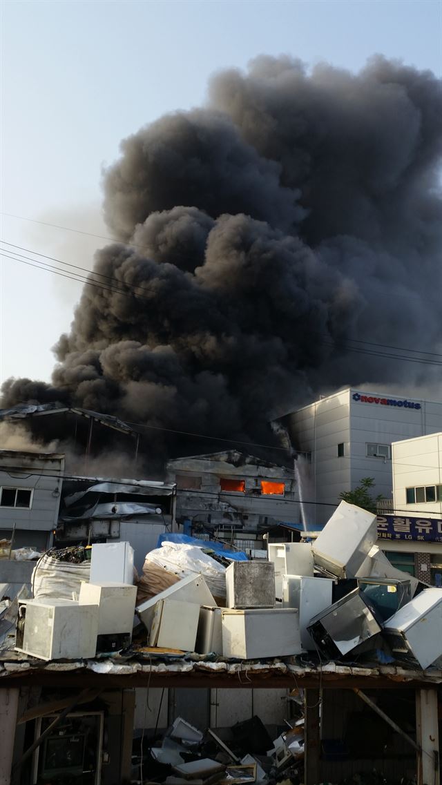 27일 오후 5시 56분께 경기도 시흥시 정왕동 시화공단 내 한 3층짜리 폐기물처리업체에서 불이 나 집게차 운전자가 팔과 다리 등에 2도 화상을 입고 인근 병원에서 치료를 받고 있다. 소방당국은 화재 진화에 나서 오후 6시 57분 큰불을 잡고 오후 7시 30분 현재 잔불을 정리하고 있다. 연합뉴스