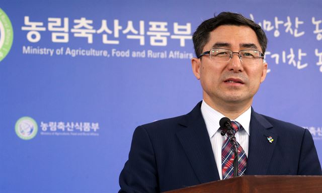 이준원 농림축산식품부 차관보가 28일 오후 정부세종청사 농식품부 기자실에서 브리핑을 열고 우리나라가 구제역, 소해면상뇌증(일명 광우병) 등 4개 질병 청정국 지위를 획득했다고 밝히고 있다 / 연합뉴스