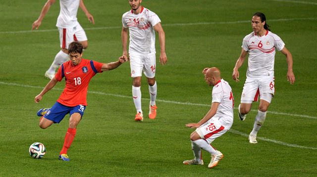 28일 오후 서울 마포구 상암월드컵경기장에서 열린 하나은행 초청 축구국가대표팀 월드컵 출정식 경기 대한민국과 튀니지의 평가전에서 한국 박주영이 튀니지 야신 미카리를 피해 공격을 하고 있다. 연합뉴스