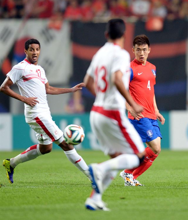 28일 오후 서울 상암동 서울월드컵경기장에서 열린 한국 축구국가대표팀과 튀니지 축구국가대표팀의 평가전에서 한국 윤석영이 튀니지 수비수 사이로 패스하고 있다. 연합뉴스