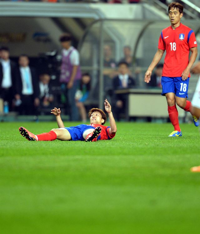 28일 오후 서울 상암동 서울월드컵경기장에서 열린 한국 축구국가대표팀과 튀니지 축구국가대표팀의 평가전에서 한국 이청용이 튀니지 선수의 파울로 넘어져 있다.