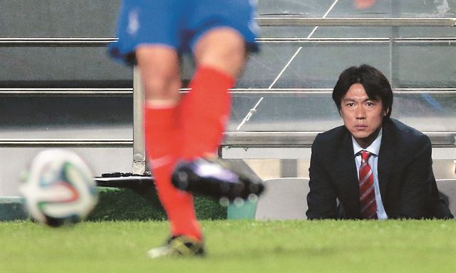 홍명보 축구 대표팀 감독이 28일 서울월드컵경기장에서 열린 튀니지와의 평가전을 벤치에 앉아 지켜보고 있다. 연합뉴스