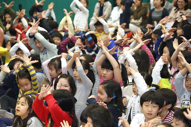 KGC인삼공사가 한 초등학교에서 실시한 유괴예방 교육에서 어린이들이 교사의 질문에 답하고 있다. KGC인삼공사 제공