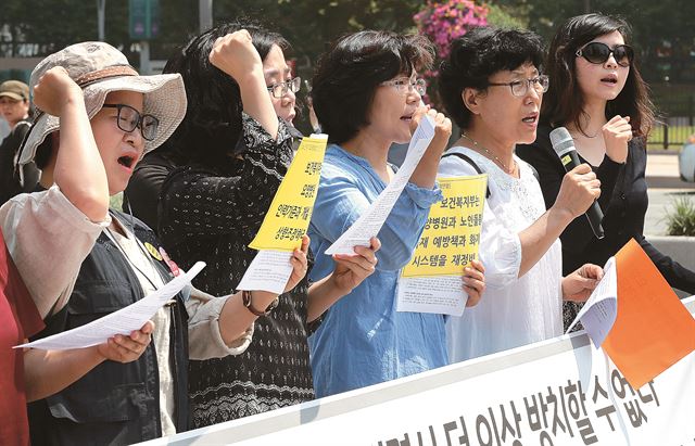 29일 오전 보건의료단체연합 등 30여개 단체로 구성된 '노인장기요양보험법 전면개정 공동대책위원회' 회원들이 서울 광화문광장에서 기자회견을 열고 "요양병원 의료인력 최소 기준을 강화해야 한다"고 주장하고 있다. 연합뉴스