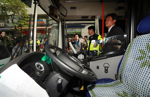 '송파 버스사고' 그때 무슨 일이? 사진은 송파경찰서가 사고현장 재연에서 지난 3월 19일 발생한 '의문의 질주' 버스 사고 차량에서 회수한 주요 부품을 장착한 실험용 버스 내부를 살펴보고 있는 장면. 연합뉴스