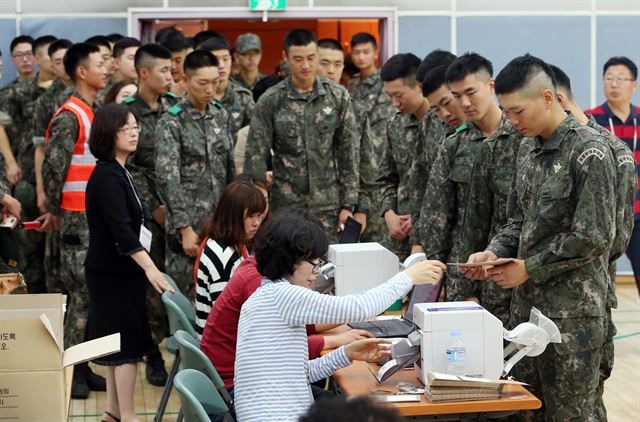 장병들도 6·4지방선거 사전투표 첫날인 30일 오전 서울 용산구 문배동 용산구문화체육센터에서 국방부에 근무하는 장병들이 투표용지를 받고 있다. 연합뉴스