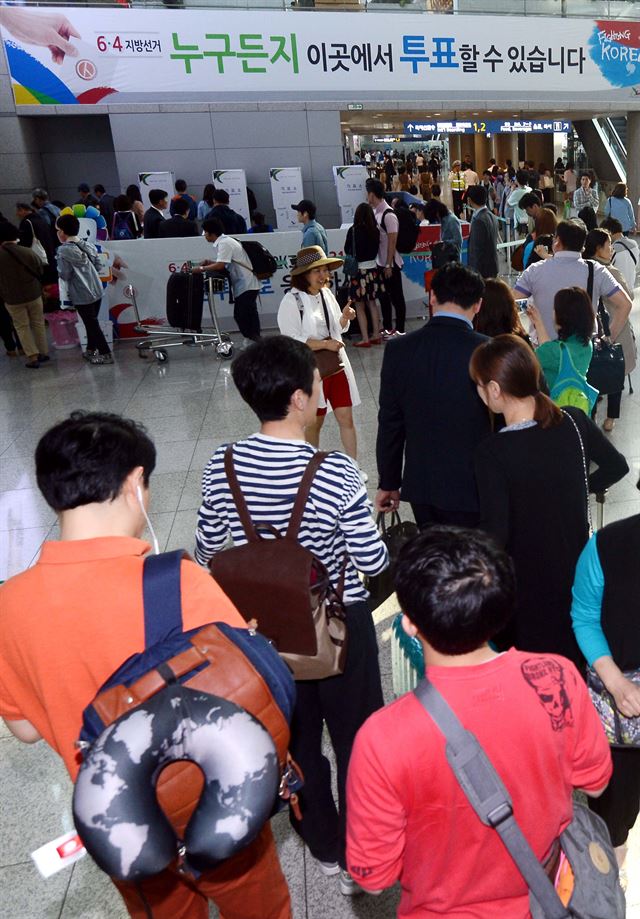 공항에서 6·4 지방선거 사전투표일 첫날인 30일 오전 인천국제공항 사전투표소에서 여행객, 항공사ㆍ공항 직원 등이 투표를 하고 있다. 인천공항=류효진기자 jsknight@hk.co.kr