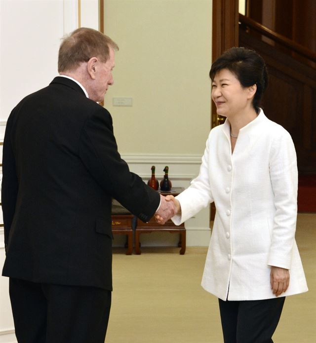 박근혜 대통령이 30일 청와대 무궁화실에서 마이클 커비 전 북한인권조사위원장과 접견을 갖기에 앞서 악수하고 있다. 고영권기자 youngkoh@hk.co.kr