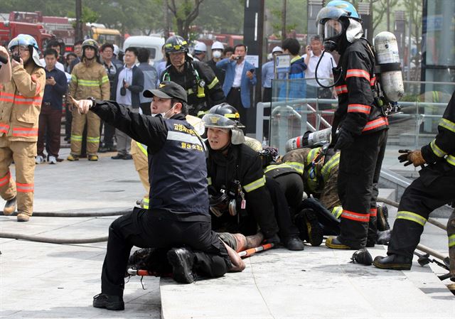 26일 오전 구조대원들이 경기 고양시 일산동구 고양종합버스터미널 화재 현장에서 구조활동을 벌이고 있다. 고양=뉴시스