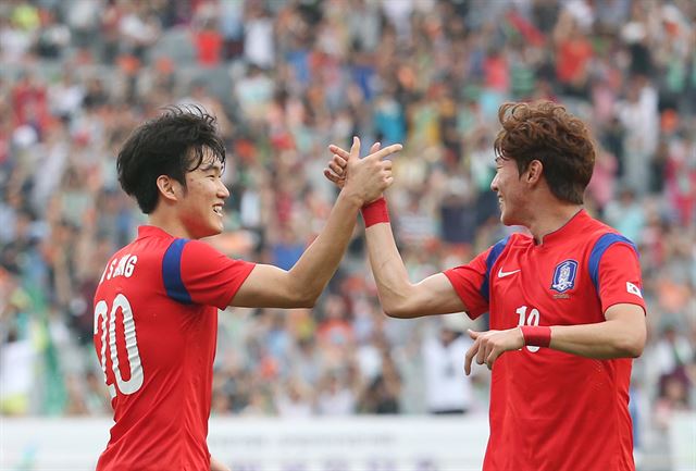 23세 이하 아시안게임 축구 대표팀 장현수(왼쪽)가 1일 인천아시아드주경기장에서 열린 쿠웨이트와의 평가전에서 후반 추가 시간 페널티킥 결승골을 넣은 뒤 황의조와 하이파이브를 하고 있다. 인천=연합뉴스