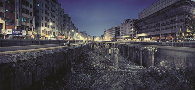 안세권, ‘청계천에서 보는 서울의 빛’(2004). 인공하천을 만들기 위해 도로를 파헤치면서 그 안에 묻혀 있던 청계천의 역사도 파괴됐다. ⓒ안세권