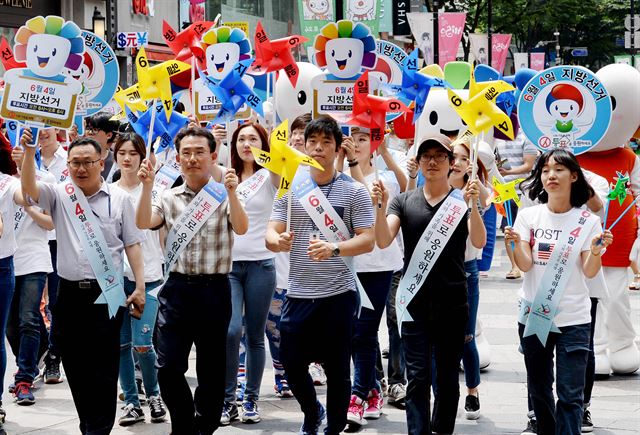 서울시 선관위 직원들이 1일 서울 명동에서 6·4지방선거 투표를 독려하는 캠페인을 벌이고 있다. 김주성기자 poem@hk.co.kr