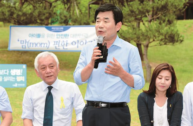 새정치민주연합 김진표 후보는 평택 부락산 분수공원에서 김한길 공동대표 부부와 함께 학부모 현장 간담회를 열고 있다.