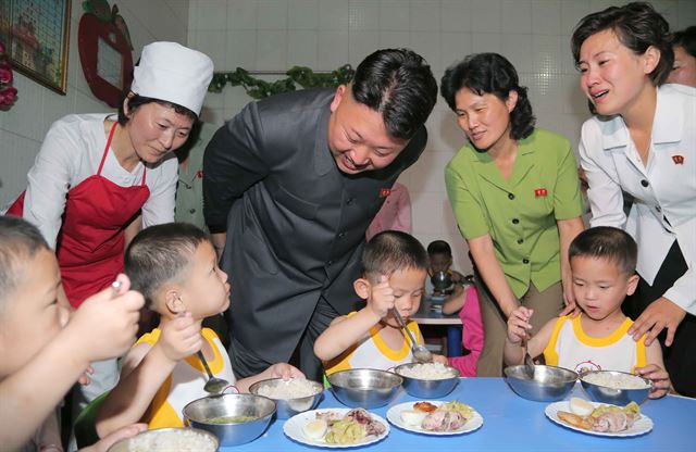 북한 김정은 국방위원회 제1위원장이 평양 애육원을 방문, 국제아동절을 맞는 원아들과 시간을 보내고 있다고 조선중앙통신이 2일 보도했다. 연합뉴스