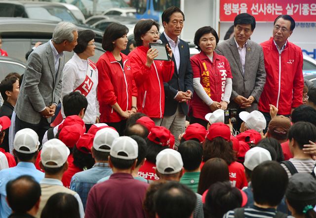 6·4 지방선거를 이틀 앞둔 2일 오후 서울 강남역 엠스테이지 앞에서 열린 새누리당 정몽준 서울시장 후보의 선거유세에서 이혜훈 전 최고위원이 새정치민주연합 박원순 서울시장의 부인 강난희 씨까 세모그룹 유병언 전 회장 일가와 연관이 있다는 의혹과 관련 발언하고 있다. 뉴시스