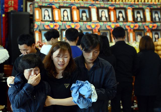 3일 경기 안산시 상록구 수암동 지장사에서 열린 세월호 참사 희생 단원고 학생 14명의 49재에 유가족들이 오열하고 있다. 안산=홍인기기자 hongik@hk.co.kr