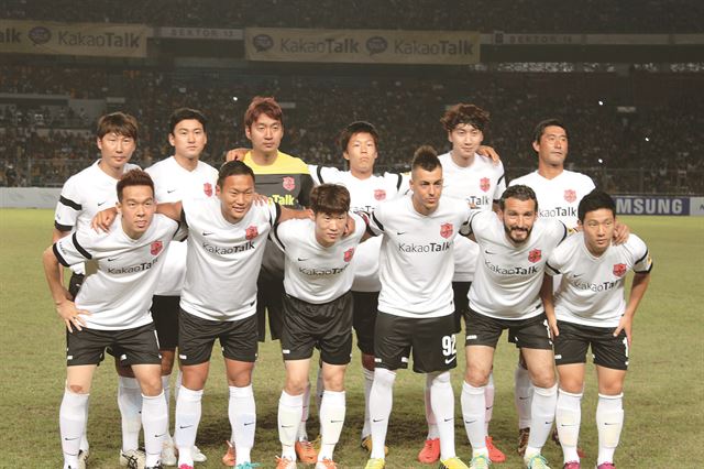 박지성(앞줄 왼쪽에서 세 번째)과 인도네시아 축구 올스타팀 선수들이 2일 인도네시아 자카르타 붕카르노 경기장에서 열린 JS파운데이션(이사장 박지성)주최 자선경기를 시작하기 앞서 기념촬영을 하고 있다. 자카르타=연합뉴스