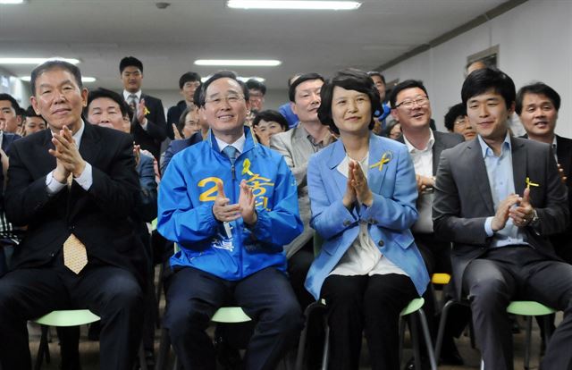 6·4지방선거 투표일인 4일 모든 선거 일정이 끝난 후 방송사 출구조사를 시청하던 송하진 새정치민주연합 전북도지사 후보와 가족, 지지자들이 출구조사 결과에 환호하며 박수를 치고 있다. 전주=뉴시스