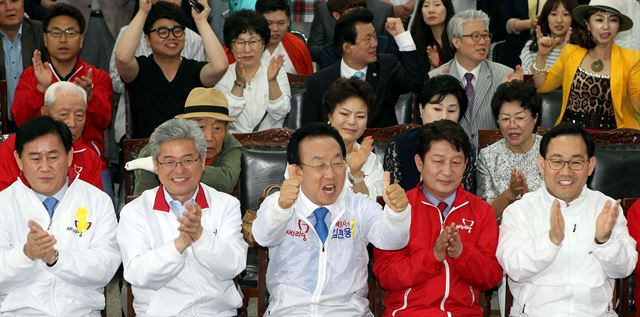 4일 오후 새누리당 경북도당 강당에서 김관용 새누리당 경북도지사 후보(앞줄 가운데)가 방송 3사의 6·4 지방선거 출구조사결과가 발표되자 환호하고 있다. 김관용 후보측 제공