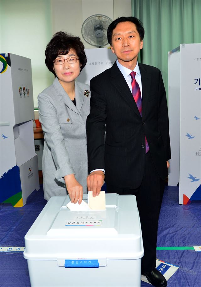 4일 울산 남구 삼산초등학교 투표소에서 김기현 새누리당 후보(오른쪽)가 부인 이선애씨와 투표하고 있다. 울산=연합뉴스