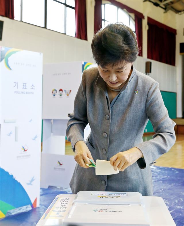 박근혜 대통령이 전국동시지방선거일인 4일 오전 서울 종로구 청운동 서울농학교에 마련된 청운·효자 제1투표소에서 투표를 하고 있다. 뉴시스