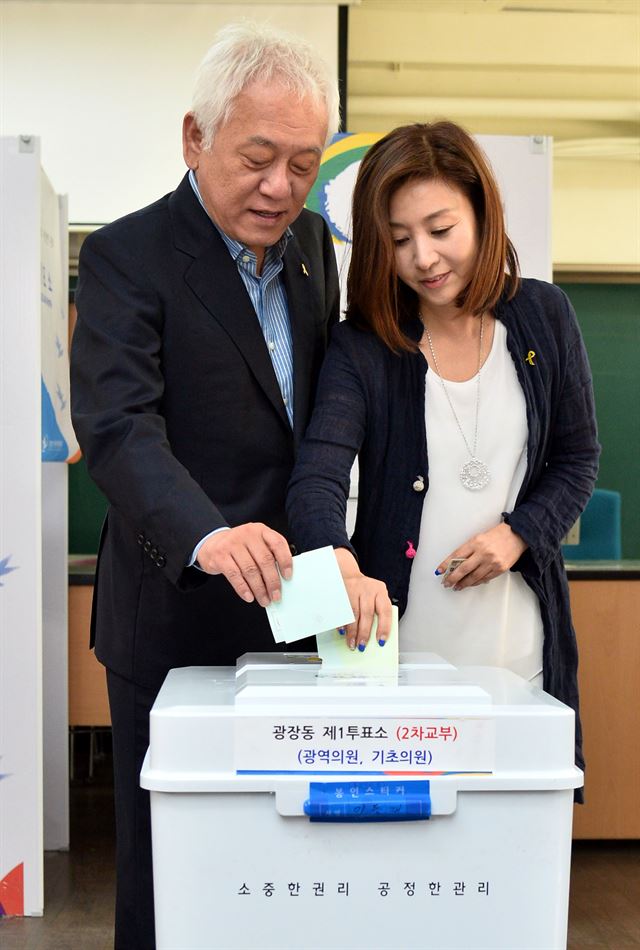 6회 전국동시지방선거가 시작된 4일 오전 서울 광장중학교에 마련된 광장동 제1투표소에서 새정치민주연합 김한길 공동대표와 부인 최명길씨가 투표를 하고 있다. 뉴시스