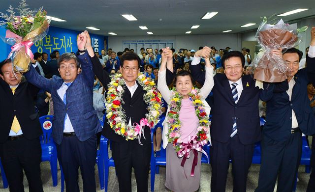 제6회 전국동시지방선거 충청북도지사에 당선된 이시종(왼쪽 세 번째) 새정치민주연합 후보가 5일 새벽 충북 청주시 봉명동 선거사무실에서 지지자들과 환호하고 있다. 뉴시스