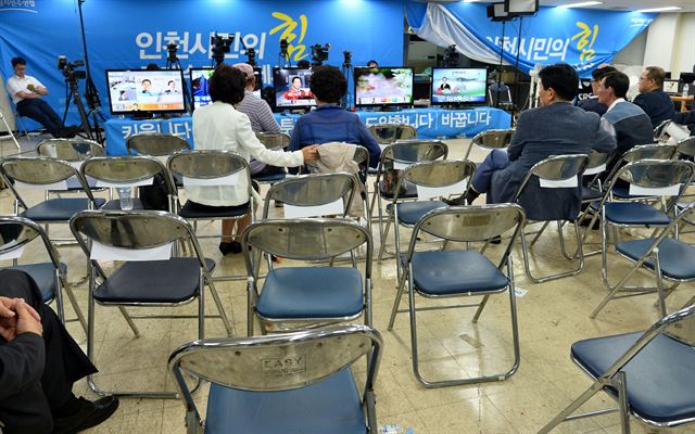 6회 전국동시지방선거에서 새누리당 유정복 인천시장 후보와 새정치민주연합 송영길 인천시장 후보가 근소한 차이로 경합 중인 가운데 5일 새벽 인천 남구 송영길 후보 선거사무소에서 일부 지지자들이 남아 개표방송을 시청하고 있다. 뉴시스.