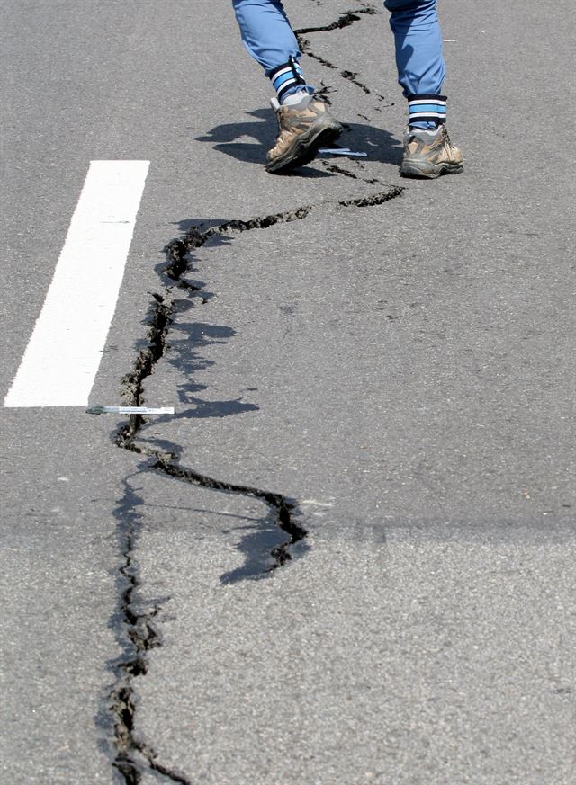 4일 오전 7시쯤 경기 고양시 일산서구 대화동 현대백화점 앞 킨텍스로 왕복 8차로 도로 킨텍스 방향 4차로에서 가로 3m, 세로 7m, 깊이 15cm의 도로침하가 발생했다. 침하된 도로 바로 옆에는 1만6705㎡ 규모의 자동차 매매장과 정비공장 설립을 위한 공사가 진행 중이다. 뉴시스