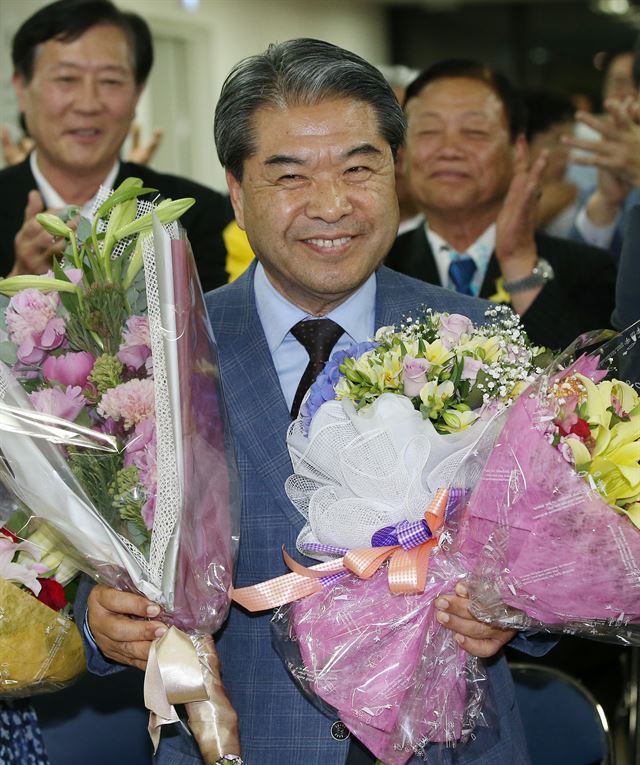 경기도교육감 당선이 확실시 된 이재정 후보가 4일 밤 경기 수원시 인계동 선거사무소에서 지지자들의 축하를 받으며 활짝 웃고 있다. 수원=연합뉴스