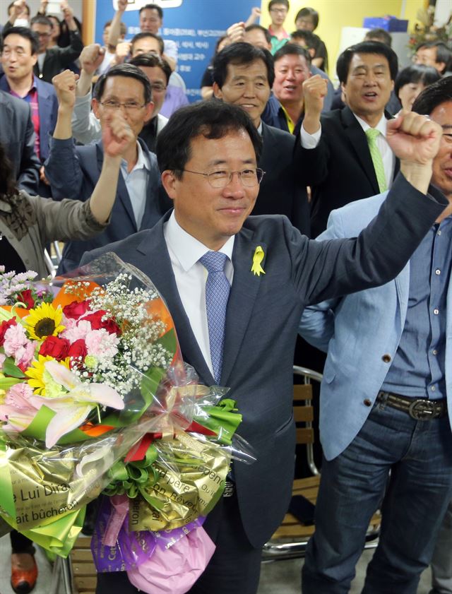 부산시교육감 당선이 확실시되는 김석준 후보가 4일 밤 부산 동구 선거사무실에서 지지자들의 환호에 손을 들어 답하고 있다. 부산=연합뉴스