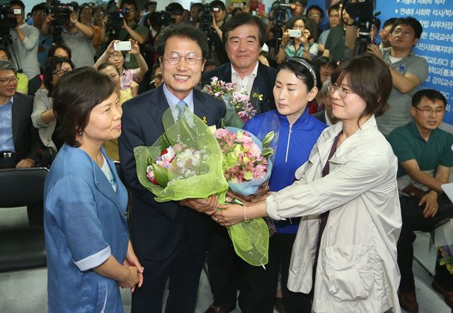 조희연 서울시교육감 후보가 5일 오전 서울 종로구 새문안로 자신의 선거 캠프에서 당선이 확실시되자 꽃다발을 들고 환하게 웃고 있다. 연합뉴스.