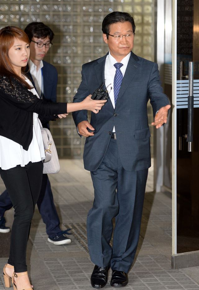 국가정보원 대선 개입 의혹 사건에 대한 경찰 수사를 축소, 은폐한 혐의로 기소된 김용판 전 서울지방경찰청장이 항소심 선고 공판에서 무죄를 선고 받은 5일 오전 서울 서초구 서초동 서울고등법원을 나서고 있다. 뉴시스