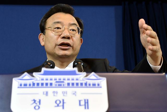 이정현 청와대 홍보수석이 새 총리 지명과 개각, 청와대 인적개편을 앞두고 사의를 표명했다. 사진은 지난 2013년 12월 9일 청와대 춘추관에서 민주당 양승조 최고위원의 '선친 전철' 발언과 관련 브리핑 하는 모습. 뉴시스