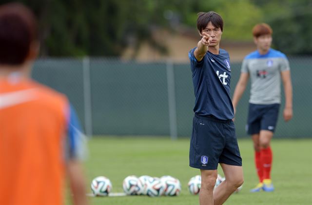 8일 오전(한국시간) 2014브라질월드컵에 출전하는 축구국가대표팀 홍명보 감독이 전지훈련지인 미국 플로리다주 마이애미의 세인트토마스대학에서 가진 전술훈련에서 작전지시를 하고 있다. 뉴시스