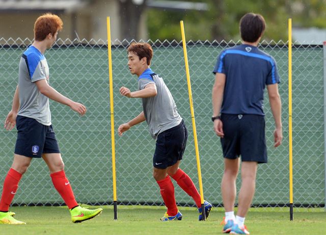 8일 오전(한국시간) 2014브라질월드컵에 출전하는 축구국가대표팀 박주영이 전지훈련지인 미국 플로리다주 마이애미의 세인트토마스대학에서 막대사이를 통과하는 순발력 훈련을 하고 있다. 뉴시스