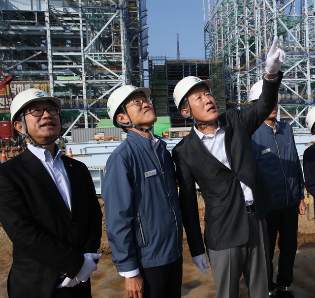 허창수 GS 회장은 지난달 21일 강원도 동해시에 건설중인 GS동해전력 석탄화력발전소 현장을 찾아 “GS의 새로운 성장동력을 창출할 수 있는 원동력이 되고 국가의 안정적 전력 수급을 담당하게 된다는 자부심과 책임감을 가져달라”며 “조기 완공 노력도 중요하지만 ‘안전’이 무엇보다도 중요하다”고 당부했다.