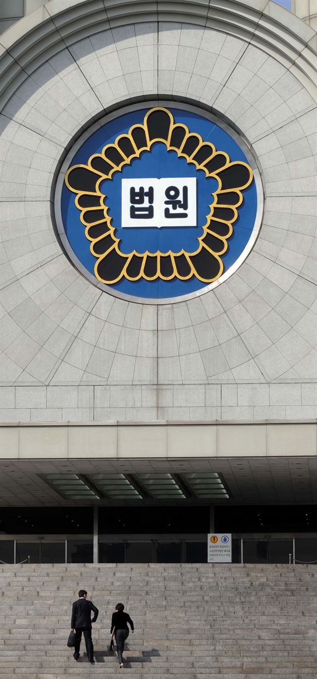 법원 관계자가 서초동 서울중앙지법으로 들어가고 있다. 최흥수 기자