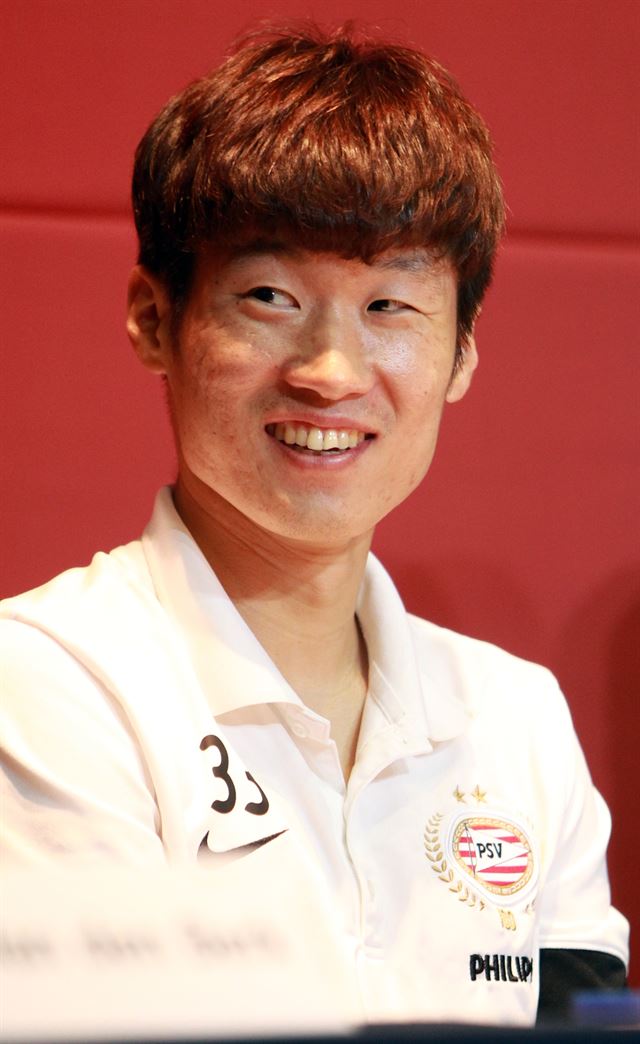 박지성 선수가 23일 오후 경남 창원시 풀만호텔에서 기자간담회를 갖고 24일 열리는 경남FC와 PSV아인트호벤과의 경기에 임하는 각오를 밝히며 미소 짓고 있다. 연합뉴스