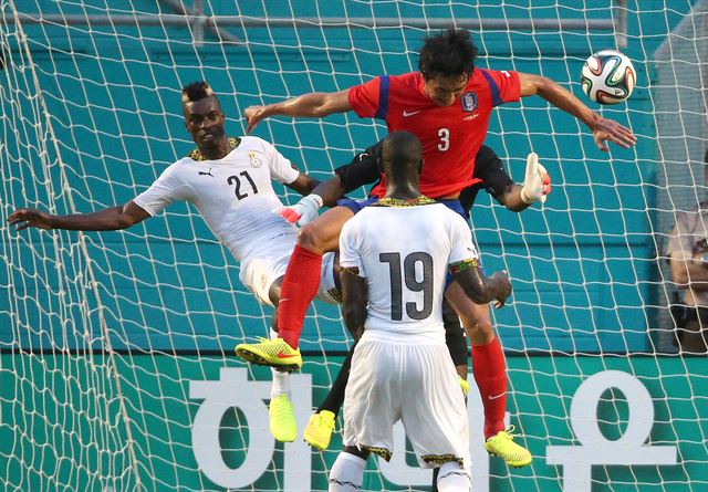 10일 오전(한국시간) 미국 마이애미 선라이프 스타디움에서 열린 축구국가대표팀과 가나와의 평가전에서 한국의 곽태휘가 가나 진영에서 헤딩슛을 하고 있다. 이 공은 가나 골망을 흔들었지만 골로 인정받지 못했다. 연합뉴스