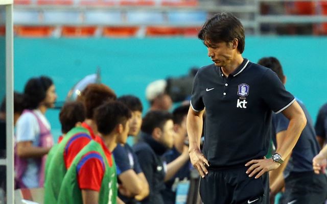 홍명보 축구대표팀 감독이 10일 오전(한국시간) 미국 플로리다주 마이애미의 선라이프 스타디움에서 열린 대한민국 대 가나의 평가전에서 세 번째 골을 허용하자 굳은 표정으로 벤치로 돌아가고 있다. 연합뉴스