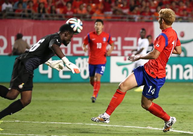 10일 오전(한국시간) 미국 마이애미 선라이프 스타디움에서 열린 축구국가대표팀과 가나와의 평가전에서 가나의 골키퍼 다우다가 골문으로 쇄도하는 한국의 손흥민의 공격을 차단하기 위해 머리로 공을 걷어내고 있다. 연합뉴스